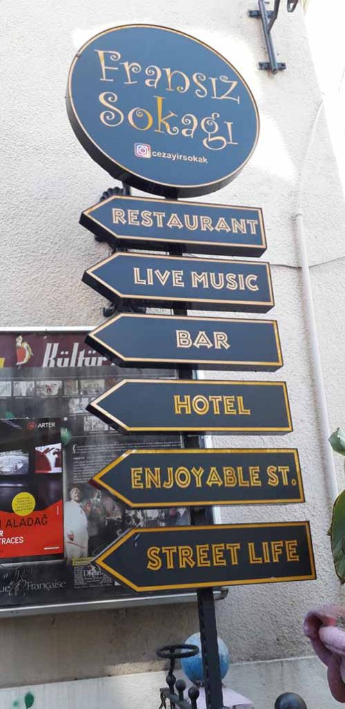 تابلوی ورودی محله فرانسوی ها