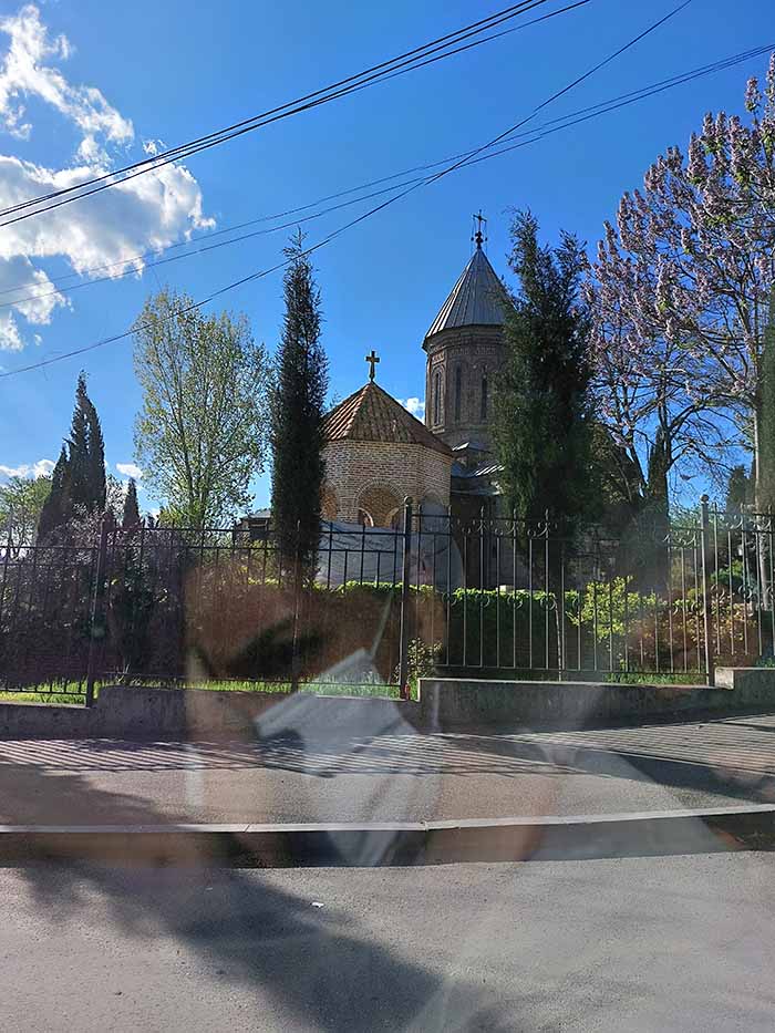 نمای خیابانی از یک کلیسا در تفلیس