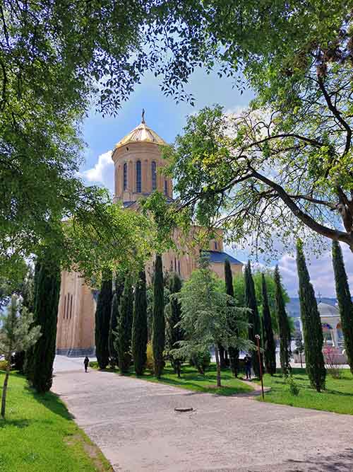 حیاط پشت کلیسای تثلیث